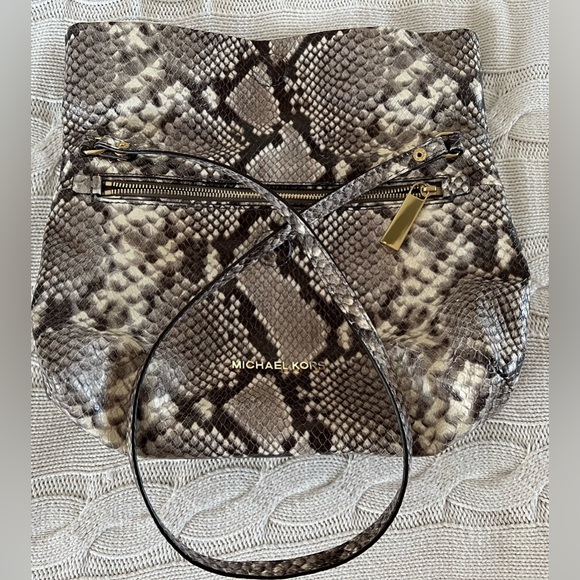 Michael Kors Daria fold over clutch. EUC. - Picture 7 of 10